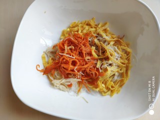糙米薄皮菜团子,将粉丝、金针菇、蛋皮丝、胡萝卜丝放在一起。
