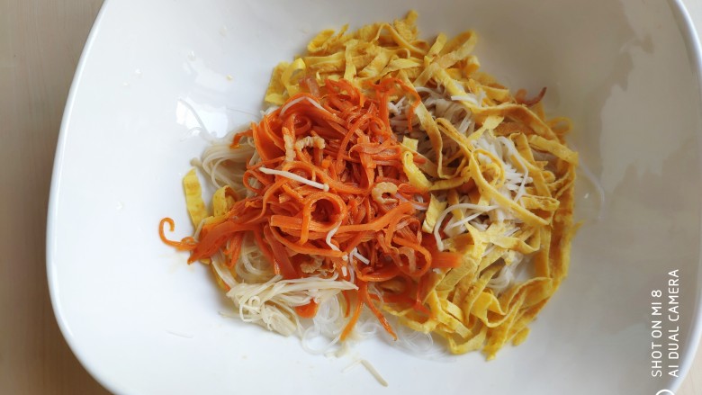 糙米薄皮菜团子,将粉丝、金针菇、蛋皮丝、胡萝卜丝放在一起。