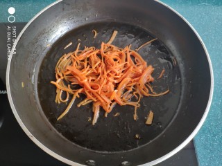 糙米薄皮菜团子,将切好的胡萝卜丝放入锅里炒软，只要胡萝卜丝稍微变软就行，时间不要长了，别把胡萝卜丝炒烂了。