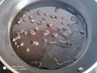 糙米薄皮菜团子,利用摊蛋皮的锅，倒入适量的油，放入花椒炒香，然后把花椒一颗颗捡出来，放入葱姜炒香。