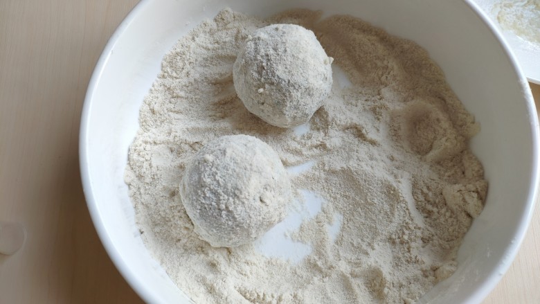 糙米薄皮菜团子,将打湿的团子再放入糙米粉中，继续滚上一层糙米粉。