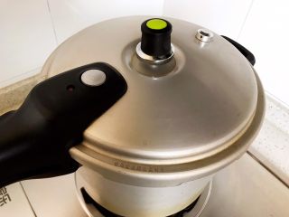 咖喱牛腩（高压锅版）,盖上锅盖，继续煮6.7分钟