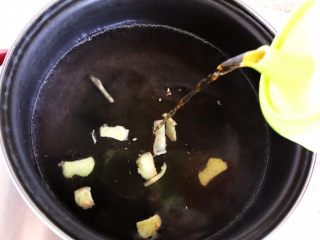 咖喱牛腩（高压锅版）,水开后放入一半的姜片，并且加入适量料酒