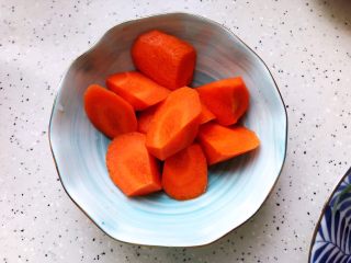 咖喱牛腩（高压锅版）,胡萝卜去皮洗净之后切成滚刀块