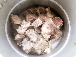 咖喱牛腩（高压锅版）,控干水分之后放入高压锅