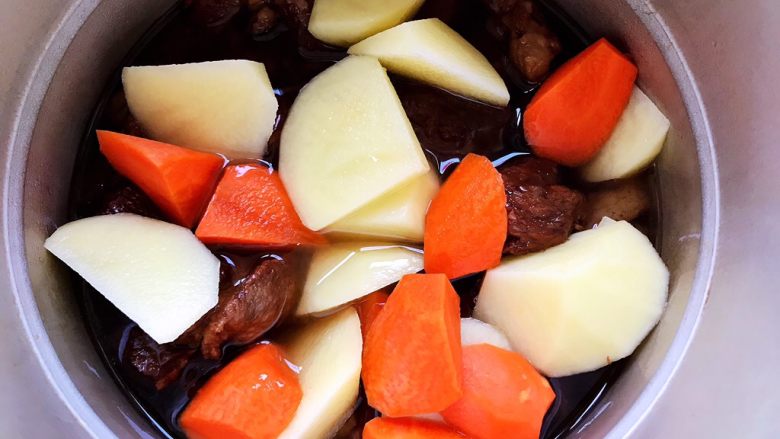 咖喱牛腩（高压锅版）,放入土豆和胡萝卜