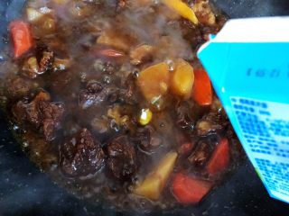 咖喱牛腩（高压锅版）,待锅内汤汁变得粘稠时，加适量淡奶油，搅拌均匀，即可
