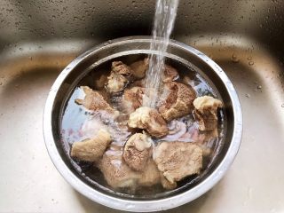 咖喱牛腩（高压锅版）,煮好的牛腩用流动水冲洗干净表面的浮沫