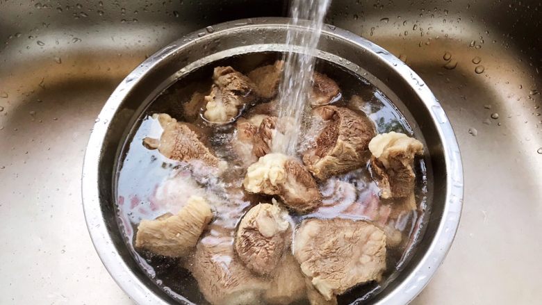 咖喱牛腩（高压锅版）,煮好的牛腩用流动水冲洗干净表面的浮沫