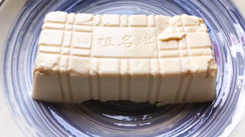 鲍鱼干贝XO酱拌香椿皮蛋豆腐,取出豆腐放入碗内，静置