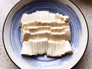 鲍鱼干贝XO酱拌香椿皮蛋豆腐,如图所示，摊开
