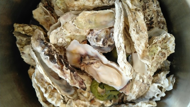 酱汁牡蛎,看~压好后的牡蛎外壳都已经开口 很轻松就能掰开。