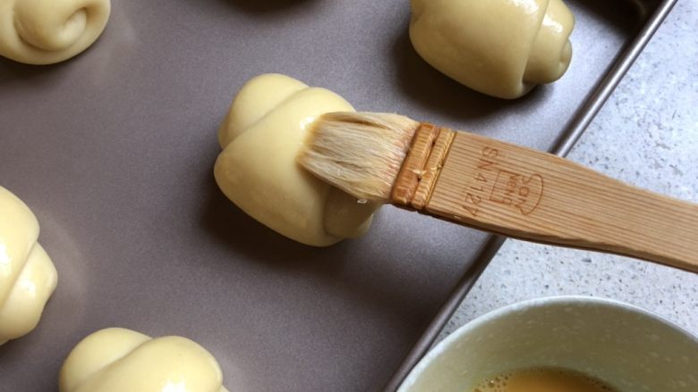 黄油卷,烤箱预热200度，发好的面团刷薄薄一层蛋液