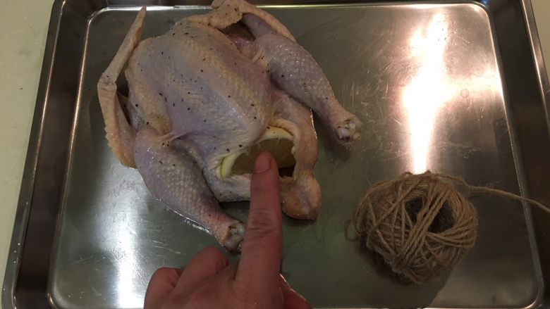 茉莉春鸡,用厨房纸巾将春鸡擦干，塞入2块柠檬