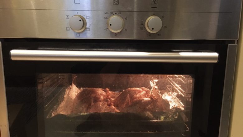 茉莉春鸡,鸡肚子朝上进200度烤箱烤40分钟