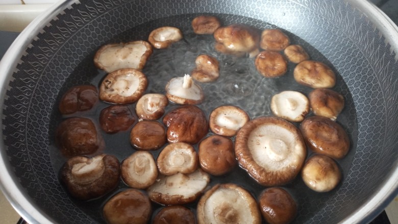 蚝油香菇,放入香菇焯十分钟