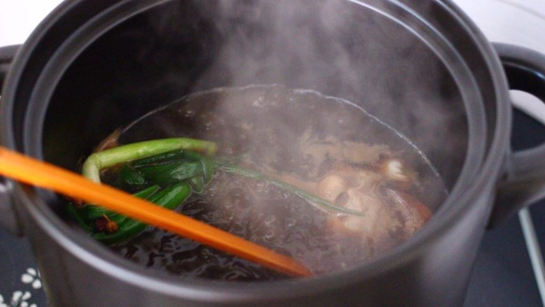 香卤鸡胗,盖上锅盖转小火煮10分钟。