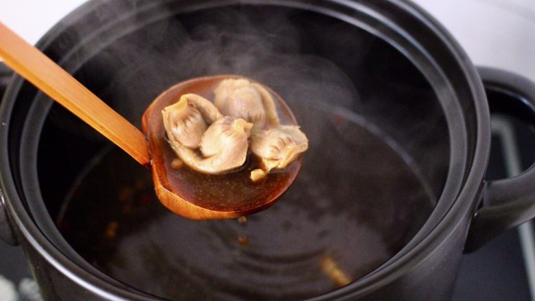 香卤鸡胗,关火，把煮好的鸡胗在砂锅的卤汤里浸泡半个小时。