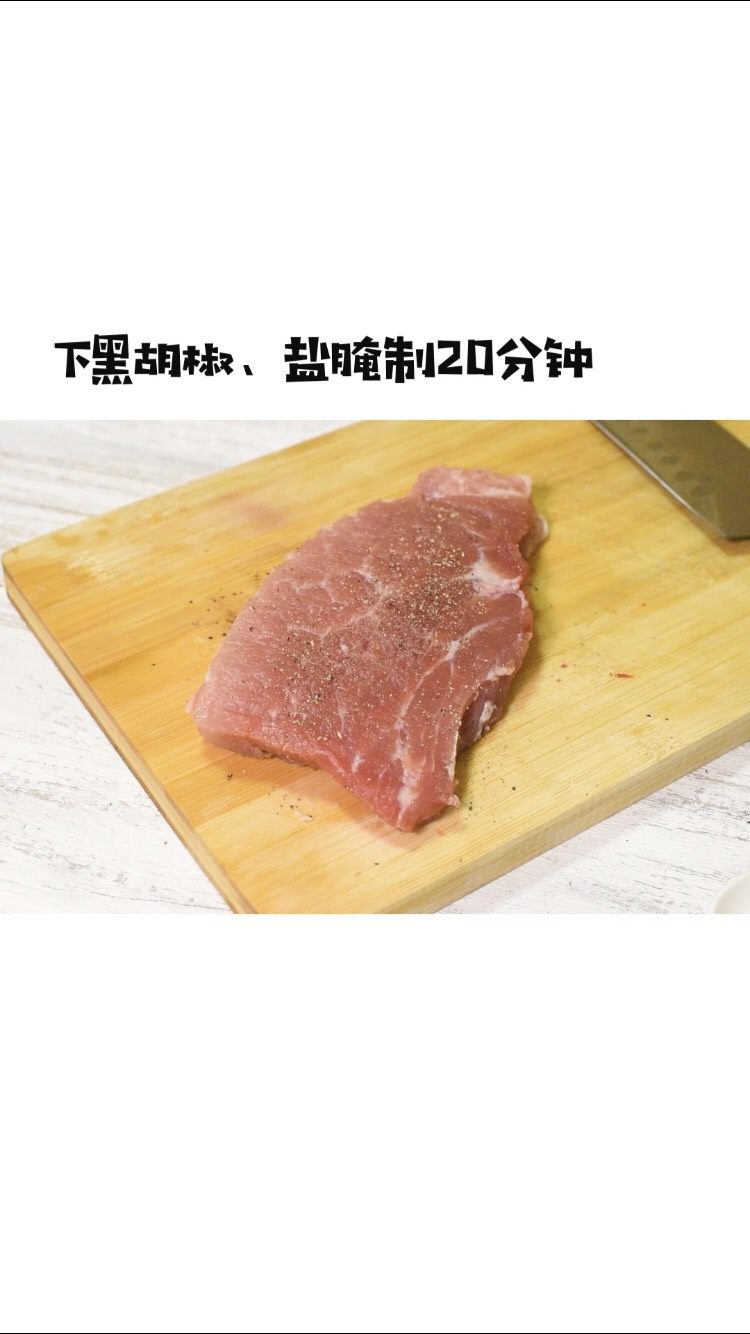 懒人版日式炸猪扒,下盐和胡椒调味，腌制20分钟