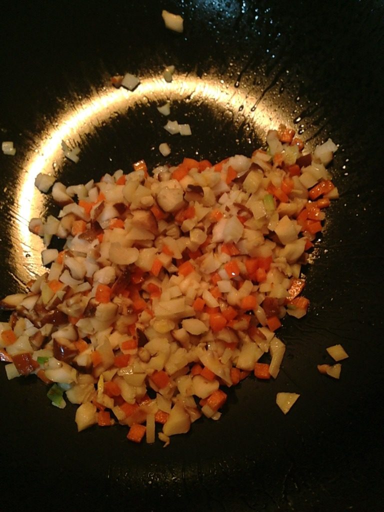 七丁菜包饭,如放入胡萝卜丁、香菇丁和笋丁炒至四分熟
