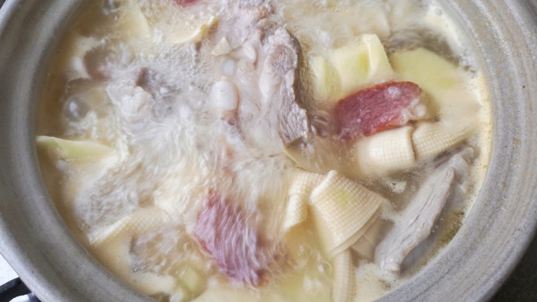 腌笃鲜,一起炖煮20分钟，尝一下汤的咸淡，根据个人口味适当加盐就可以出锅了。