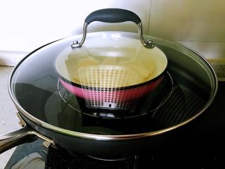平底锅山药创意花卷,装在较深的盘子中，上锅蒸十分钟完全能熟，用较深的盘子，蒸山药的时候会有部分汤汁出来。
