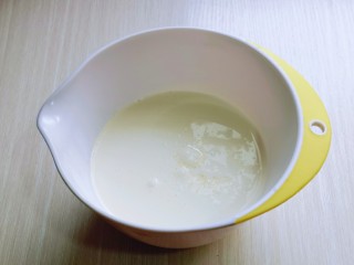 双层奶油蛋糕,将奶油倒入打蛋盆，加入细砂糖。