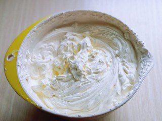 双层奶油蛋糕,电动打蛋器打8分发即可，取三分之一放另一个容器中。