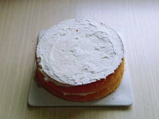 双层奶油蛋糕,把另一片盖上，再涂抹上奶油，把6寸的放在上面，抹上奶油。