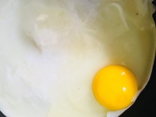 鸡蛋饼,待面糊完全凝固后打入鸡蛋