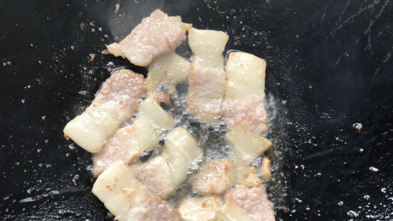 芥菜沙白汤,把五花肉倒入锅里煎出猪油。
