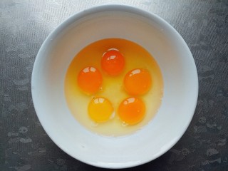 鲜笋丁焖蛋,把鸡蛋打进大碗里