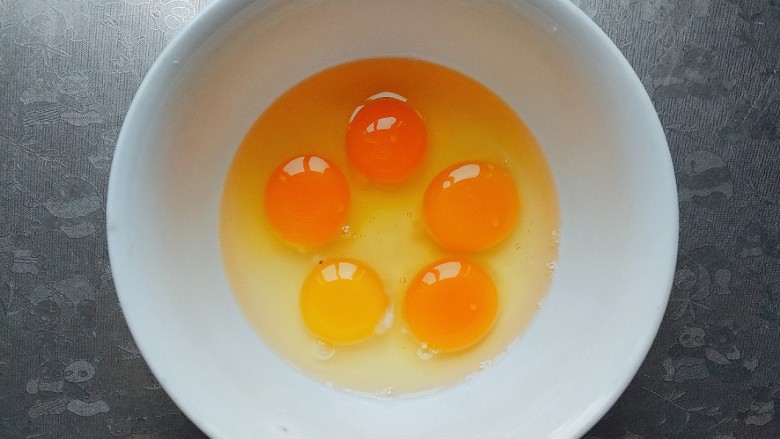 鲜笋丁焖蛋,把鸡蛋打进大碗里