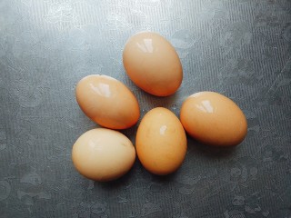 鲜笋丁焖蛋,准备鸡蛋5个