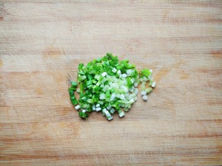 鲜笋丁焖蛋,把青葱切碎