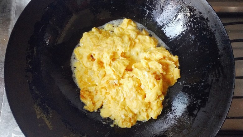 鲜笋丁焖蛋,等鸡蛋凝结时轻轻的翻炒