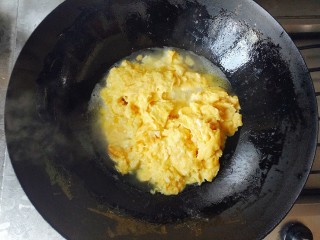 鲜笋丁焖蛋,然后再加入少量清水
