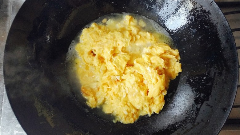 鲜笋丁焖蛋,然后再加入少量清水