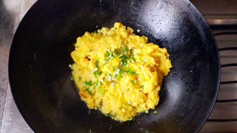 鲜笋丁焖蛋,等到水快烧干时加入切好的青葱。