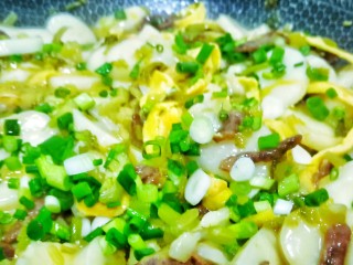 酸菜牛肉年糕汤,撒点葱花，翻炒均匀出锅。