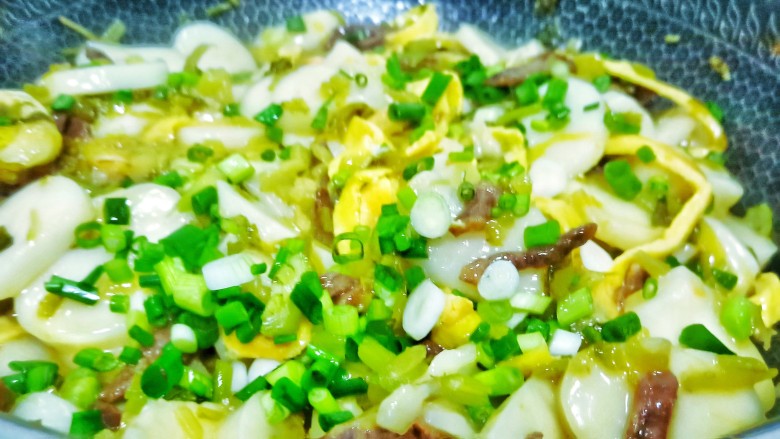 酸菜牛肉年糕汤,撒点葱花，翻炒均匀出锅。