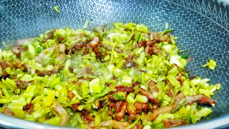 酸菜牛肉年糕汤,快速翻炒，炒出酸菜的咸香味。