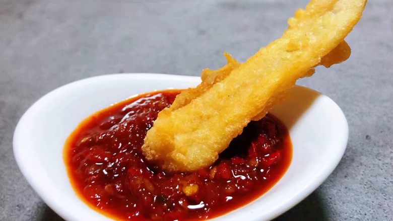 鸡肉串串香,鸡肉串串蘸着蒜蓉辣椒酱是挑动你的味蕾享受