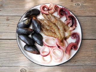 西班牙海鲜饭,海鲜可以随意搭配，但虾一定要有，如果没有贻贝用蛤蜊也可以哒。