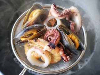 西班牙海鲜饭,贻贝一开口立刻沥水捞出，海鲜汤留备用。