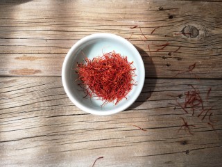 西班牙海鲜饭,藏红花，是这道海鲜饭不可缺少的重要原料，是西班牙海鲜饭的灵魂，如果你吃过放藏红花的海鲜饭就能一下子记住它的味道。