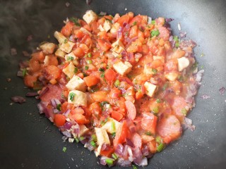 西班牙海鲜饭,将番茄炒成酱出汁。