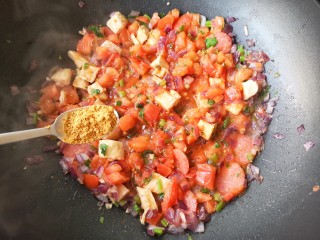 西班牙海鲜饭,加入一勺甜红椒粉。