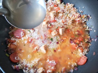 西班牙海鲜饭,等酒气挥发掉后倒入高汤，汤面要刚刚浸没米。