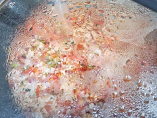西班牙海鲜饭,加盖转小火煮15-20分钟，不要翻动，让海鲜味融入饭里。